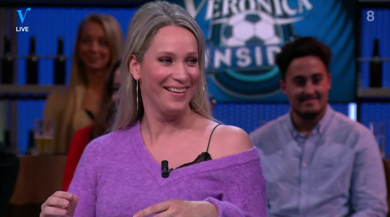 Johan Derksen wil van Hélène Hendriks weten hoe het zit met haar bh