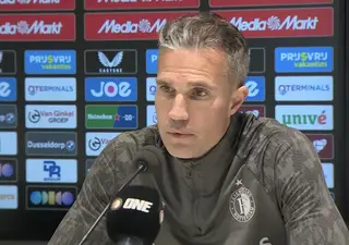 Van Persie zelfkritisch na onrustige week