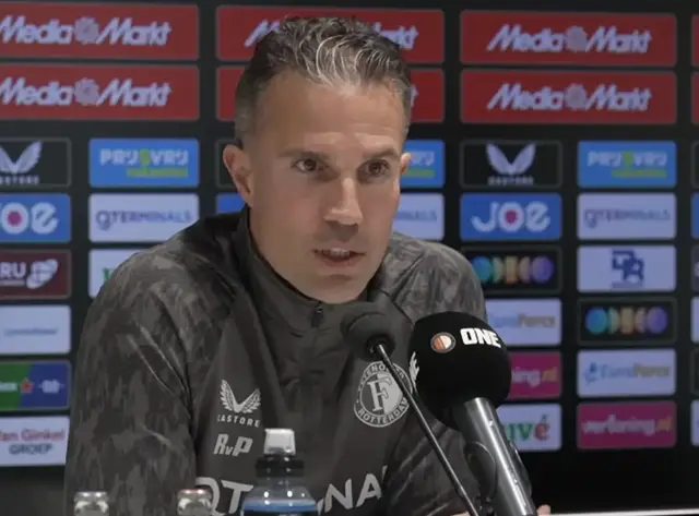 Van Persie legt bij Feyenoord nadruk op behalen tweede plek