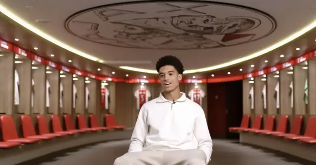 Aaron Bouwman tekent nieuw contract bij Ajax