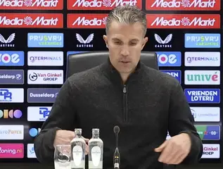 Van Persie verklaart opvallende wissel Steijn