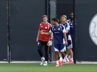 Ajax-aanwinsten Ter Stegen en Brandt trainen met grote glimlach