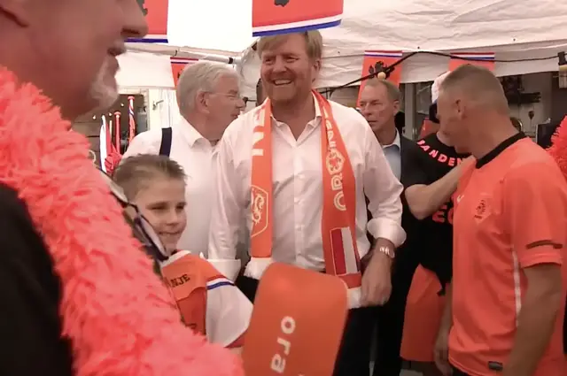 ‘Koning kijkt met bijzondere supporter naar eerste WK-wedstrijd Oranje’