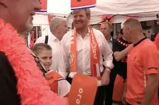 ‘Koning kijkt met bijzondere supporter naar eerste WK-wedstrijd Oranje’