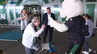 104-jarige FC Groningen-fan in het zonnetje gezet