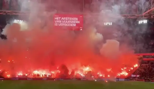 Ajaxfans balen van vuurwerk dat leidde tot staking wedstrijd