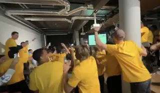 ADO Den Haag viert kampioenschap met fans op straat