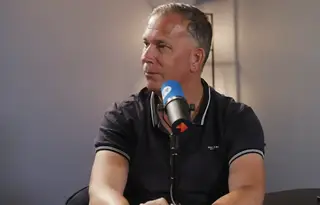 Erik ten Hag zit on-Nederlands dicht op John van den Brom
