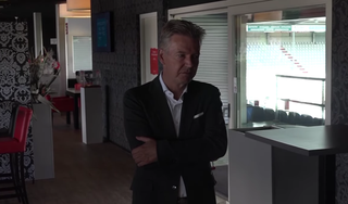 Held Ronald Lubbers krijgt eigen kunstwerk van supportersvereniging