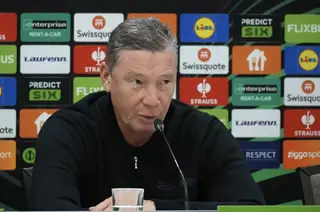 AZ-trainer Echteld vol ongeloof naar pers