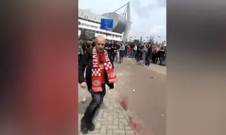 Cobra ontploft in hand PSV-fan