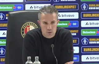 Van Persie na bekeruitschakeling: "Pijn in mijn buik"