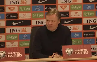 Koeman beoordeelt zichzelf met cijfer en schiet in lach