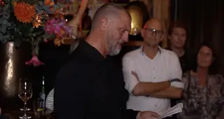 John de Wolf breekt bij boekpresentatie: ‘Schrijnend"