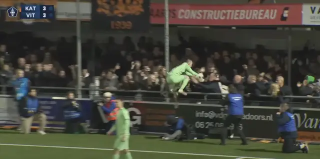 Katwijk-doelman juicht te vroeg, maar wint wel van Vitesse