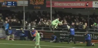 Katwijk-doelman juicht te vroeg, maar wint wel van Vitesse