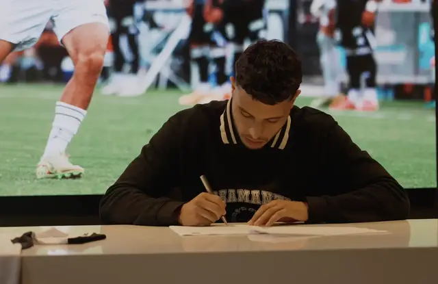 Vitesse versterkt zich met Ayman Sellouf