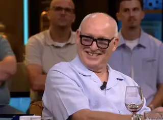 Van der Gijp lacht om opmerkelijk nieuws over Liverpool en Slot