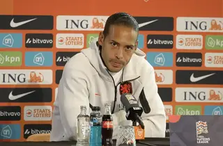 Virgil van Dijk botst met Valentijn Driessen