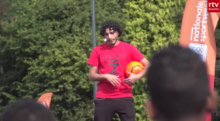 Voetbalidool verrast kinderen in Coevorden