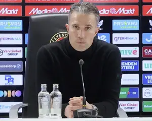 Vraag aan Van Persie: "Is het iets persoonlijks met Timber?"