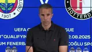 Van Persie neemt Lotomba in bescherming na Fenerbahçe