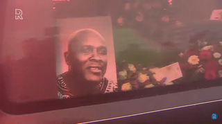 Feyenoord-supporters eren overleden cultheld Christian Gyan bij De Kuip