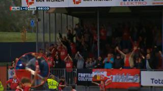 Almere City-speler vangt biertje na doelpunt tegen Go Ahead Eagles