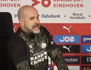 Bosz grapt in Spaans: 'ren-je-rot-wedstrijd'
