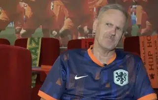 Trouwe Oranjefan juicht dit jaar vanuit eigen mancave