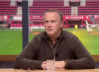 FC Twente-trainer John van den Brom te gast