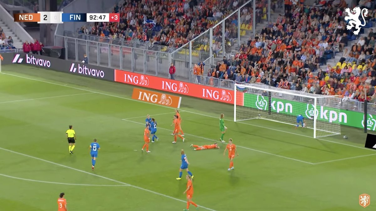In de slotseconden van de extra tijd scoort Finland de 2-1 tegen Oranje in het Kooi Stadion, tot teleurstelling van het Nederlandse team en het publiek in Leeuwarden.