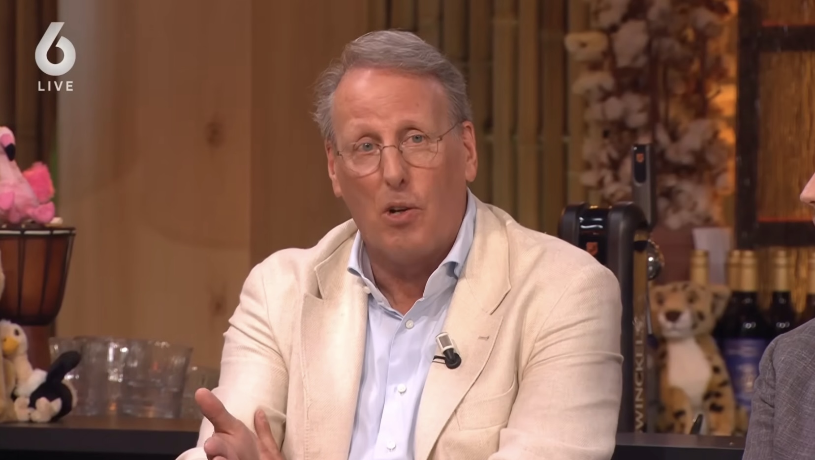 Chris Woerts uit stevige kritiek op het spel van de Oranje Leeuwinnen tijdens De Oranjezomer: "Het leek wel een domino-effect, echt abominabel niveau."
