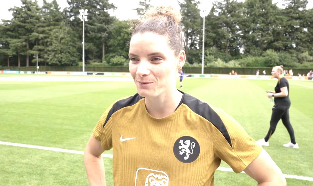 Oranje Leeuwinnen uitgezwaaid in Zeist: primeur met Oranjebus en mijlpaal voor Janssen