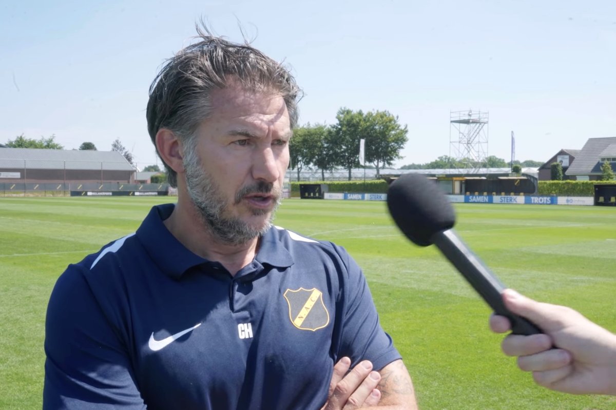 Hooftrainer Carl Hoefkens staat de pers te woord op het trainingsveld in Zundert na de aftrap van het nieuwe seizoen.