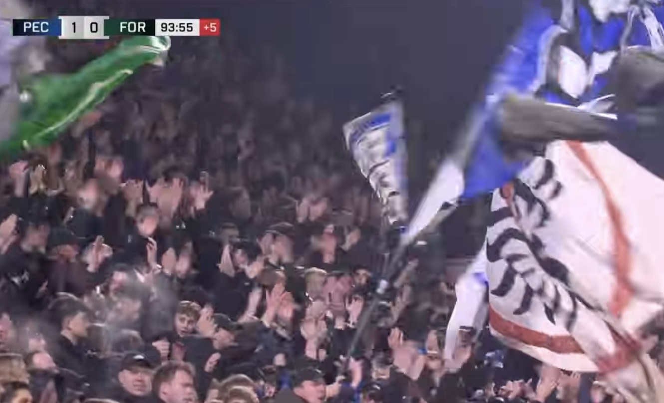 đ¸ Juichende supporters van PEC Zwolle vieren de zege tijdens de Memorial Match in het MACÂłPARK stadion.